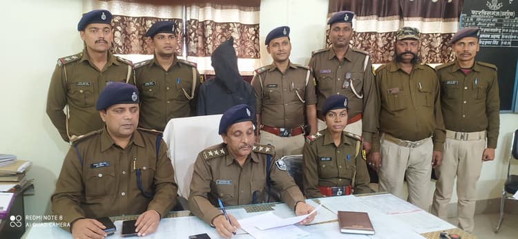 बाइक सवार से 22 हजार रुपये मोबाइल व चेन की लूट