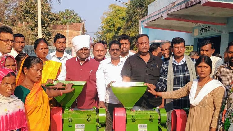 महिला समूहों के बीच धान कुटने की मशीन का वितरण