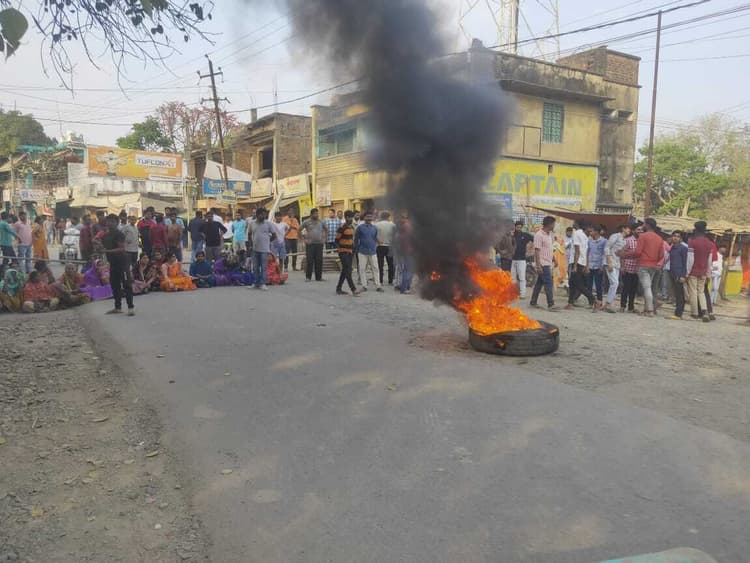 नपं कर्मी की मौत के बाद आक्रोशित लोगों ने किया सड़क जाम