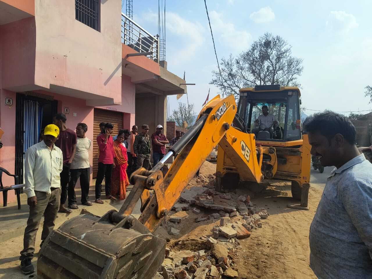 गारू में बुलडोजर चलाकर हटाया गया अतिक्रमण