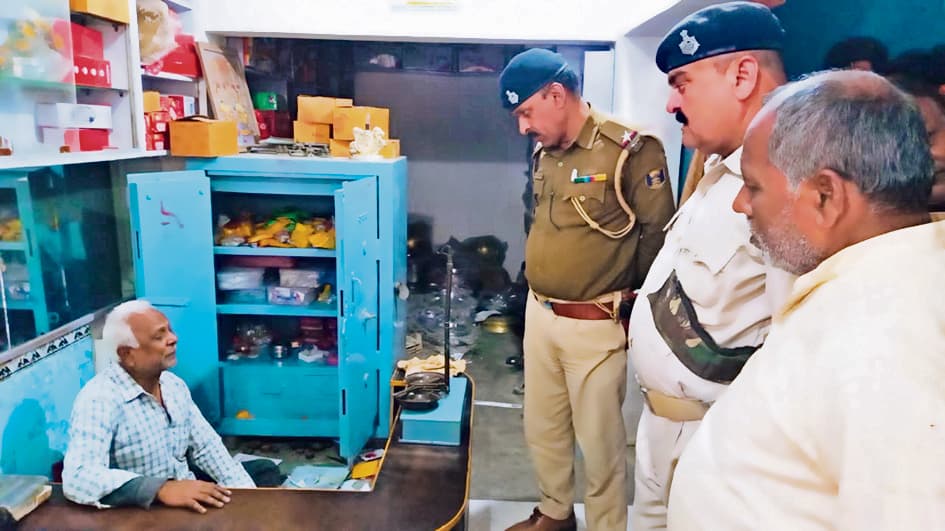 ज्वेलरी शॉप से सात लाख का सोना लेकर दो बदमाश फरार