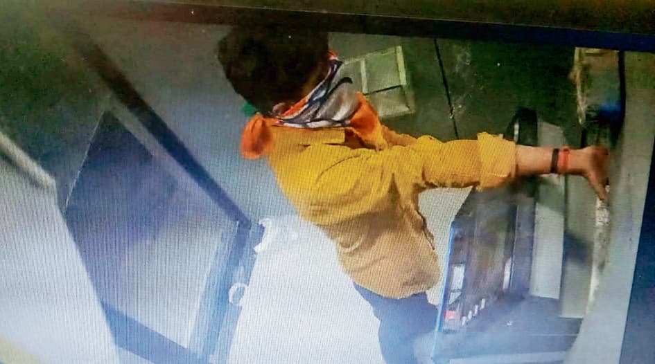 एसबीआइ की एटीएम तोड़कर कैश निकालने की कोशिश कर रहा बदमाश धराया