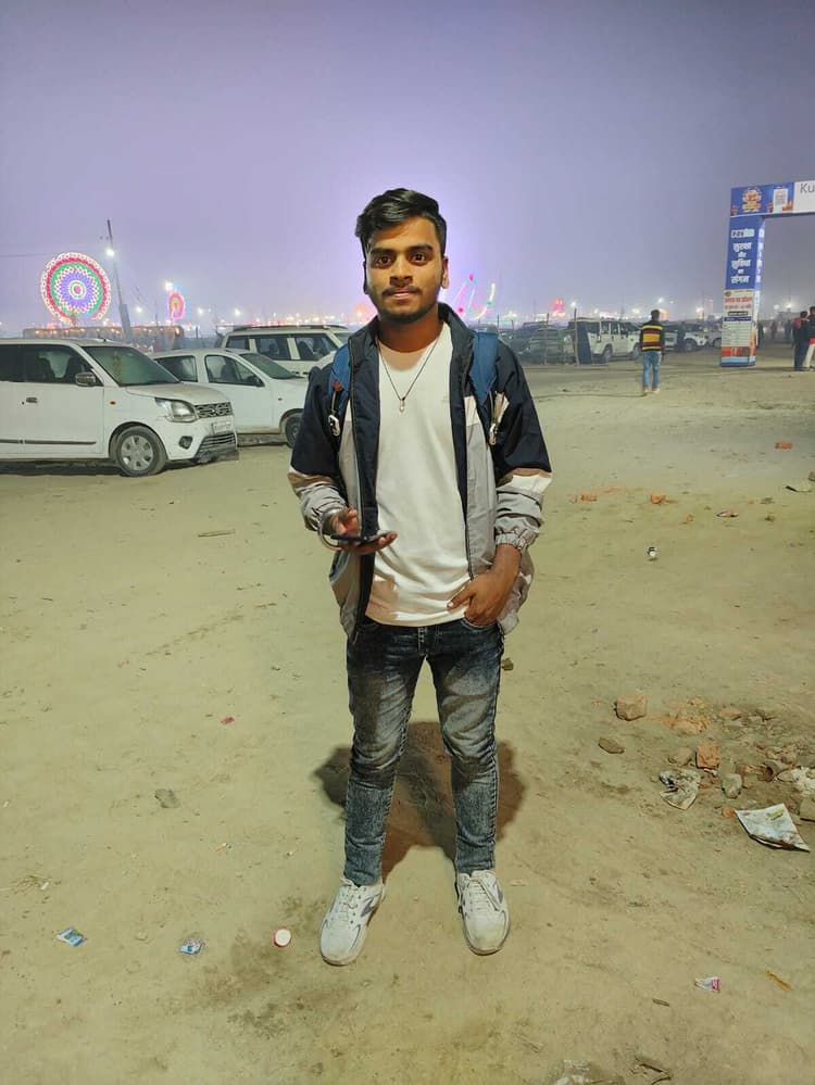 Jamshedpur News : खिड़की में फंदे से लटका मिला युवक का शव, प्रेमिका के पिता पर लगा यह आरोप