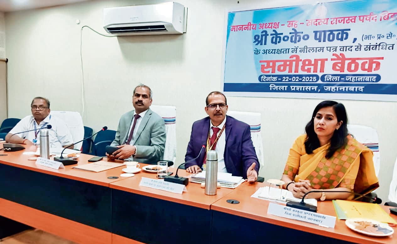 बकायेदारों के विरुद्ध जारी करें नोटिस : केके पाठक
