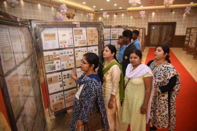 Jamshedpur News : जमशेदपुर में लगी डाक विभाग की प्रदर्शनी, विश्व व भारत का पहला डाक टिकट बना आकर्षण का केंद्र