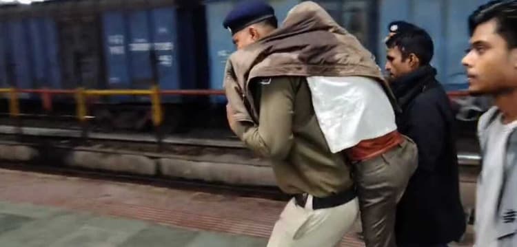 कुंभ यात्री हुआ बेहोश, कंधे पर लाद कर जवान पहुंचा अस्पताल