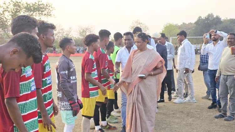 Seraikela News : एमबीसी हांसाडुगरी को हराकर ब्लास्टर एफसी सुदूरसाई चैंपियन