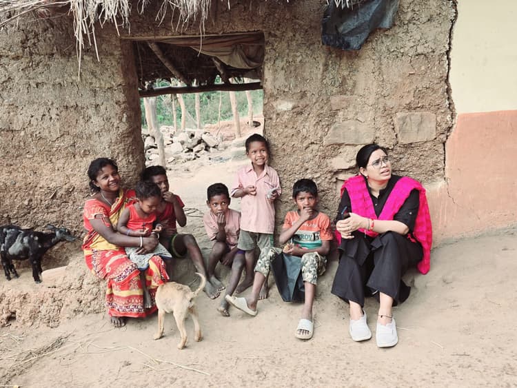 East singhbhum News : पंस व सेवक को लगी फटकार, झोपड़ीवासी की सूची तैयार करने का आदेश