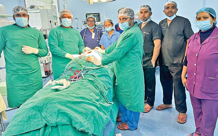 Ranchi News : सदर अस्पताल के न्यूरो सर्जरी विभाग में हुआ जटिल ऑपरेशन