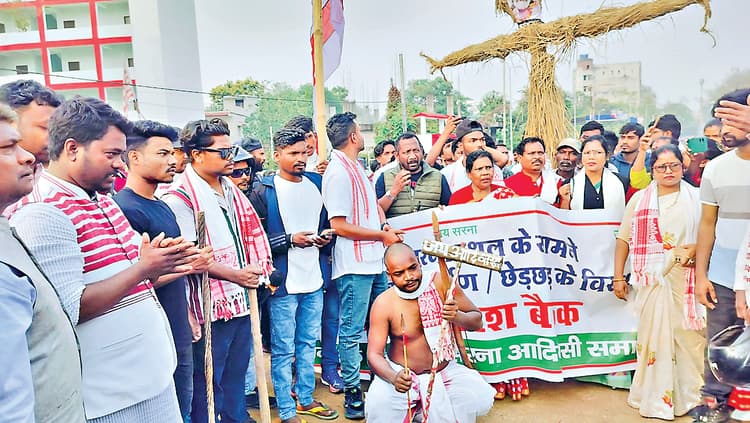 Ranchi News : आदिवासी समुदाय के लोगों ने सिरमटोली कनेक्टिंग फ्लाइओवर का किया विरोध