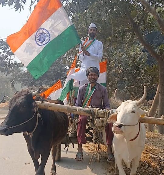 बैलगाड़ी पर सवार होकर जागरूक करने निकले मुखिया जी