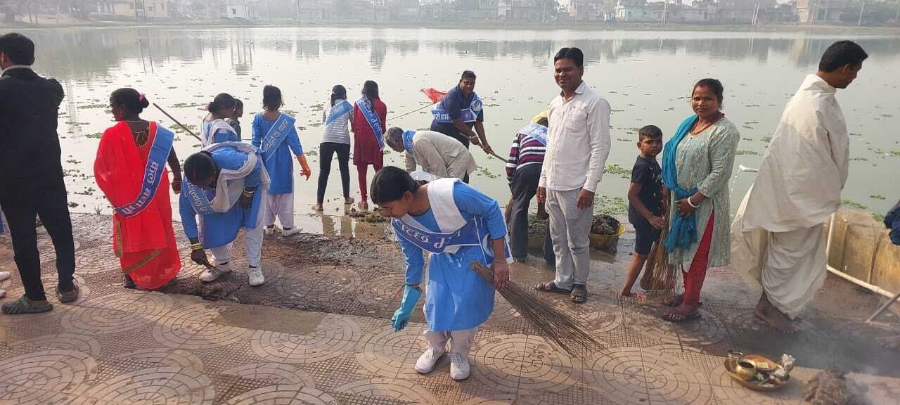 संत निरंकारी मिशन ने अष्टघटी पोखर पर चलाया सफाई अभियान