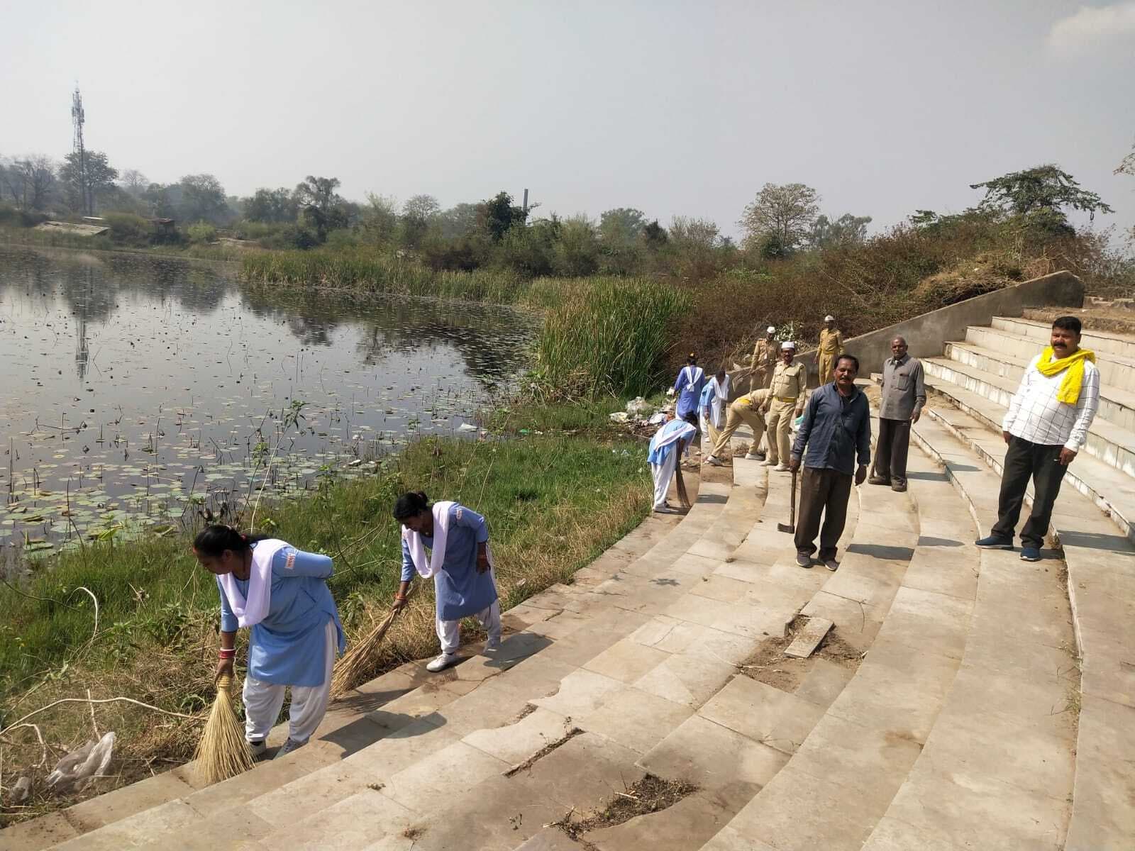 संत निरंकारी मिशन ने खलारी तालाब की सफाई की