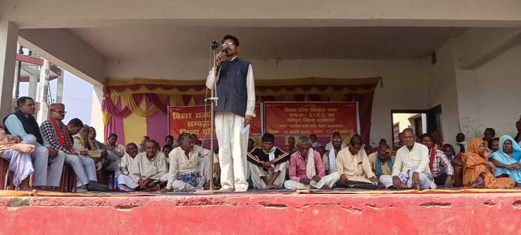 फसल अलाभकारी होने के कारण हर साल 12 हजार किसान कर रहे आत्महत्या