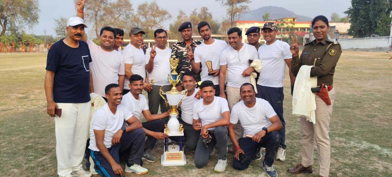 प्रशासन ने पब्लिक टीम को हरा कर कप पर जमाया कब्जा