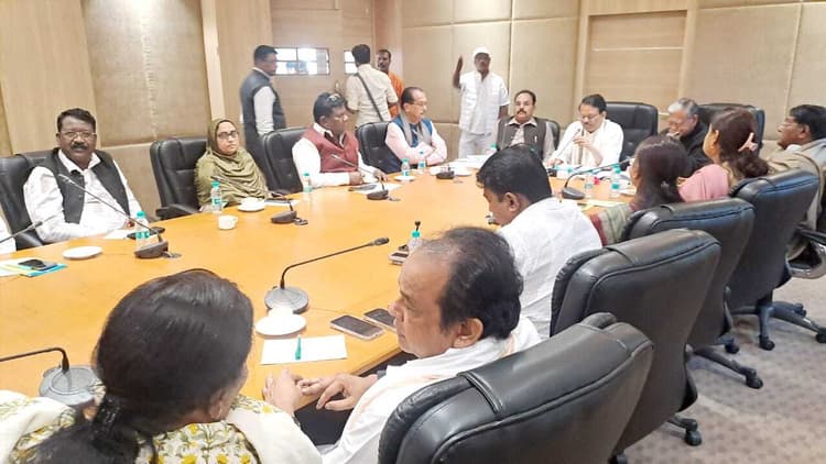 Political News : कांग्रेस के चार मंत्रियों को पांच प्रमंडल व विधायकों को दो-दो जिला में संगठन की जवाबदेही