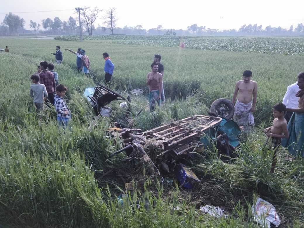 तेज रफ्तार अनियंत्रित स्कॉर्पियो ने टोटो को मारी जोरदार टक्कर