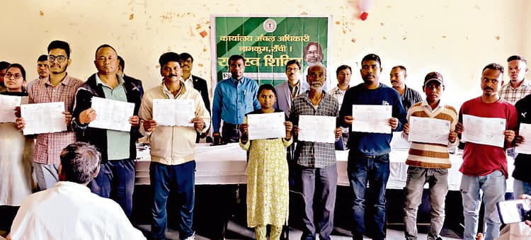 RanchiNews : पांच अंचलों में म्यूटेशन के 444 आवेदन स्वीकृत, बांटे गये शुद्धि पत्र