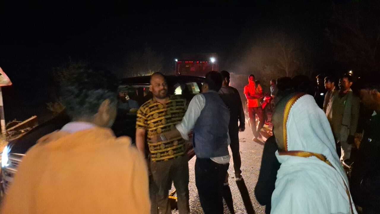 हाइवा की ठोकर से दिव्यांग घायल, सड़क जाम