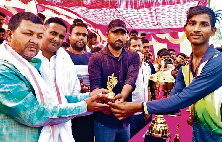 Buxar News: किंग कोबरा ने सरेंजा प्रीमियर लीग कप पर किया कब्जा