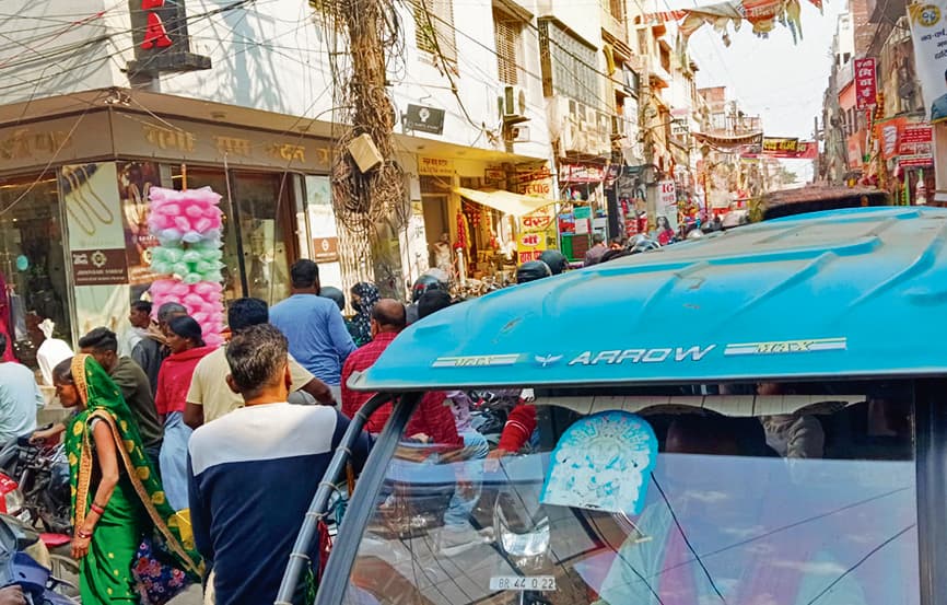 Buxar News: जाम में वाहनों से पटी रहीं शहर की सड़कें