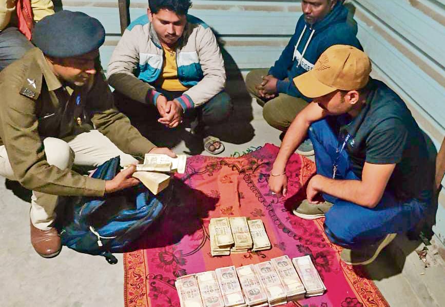 Gopalganj News : 39.95 लाख के पुराने नोटों का कनेक्शन जाली करेंसी से जुड़ा, बलथरी चेकपोस्ट से जब्त किये गये थे रुपये