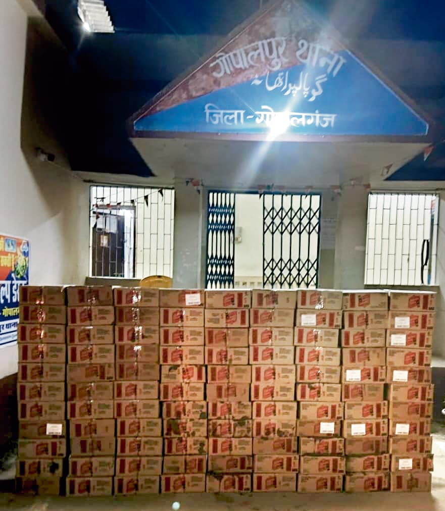 Gopalganj News : 5067 बोतल शराब के साथ पिकअप व बाइक जब्त, सीवान के दो तस्कर गिरफ्तार