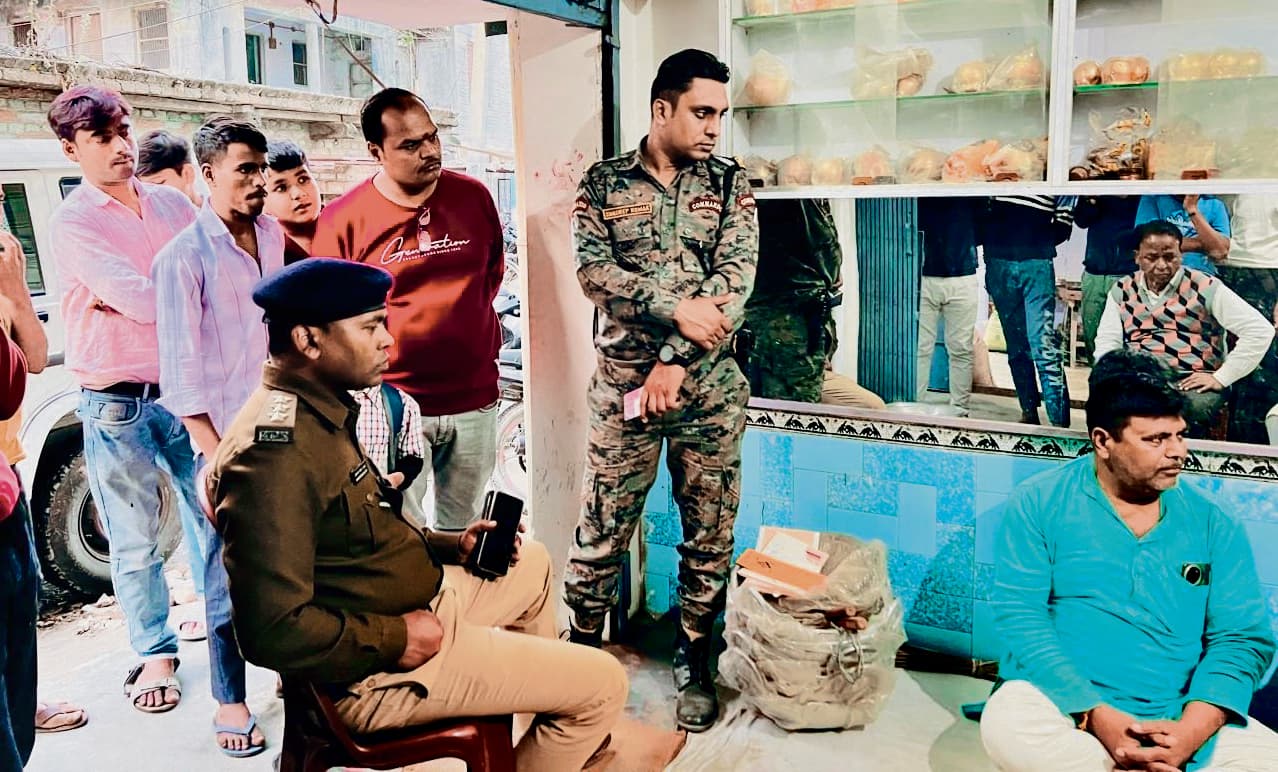 Gopalganj News : फुलवरिया में ज्वेलरी शॉप में सात लाख के गहने की चोरी के मामले में प्राथमिकी दर्ज