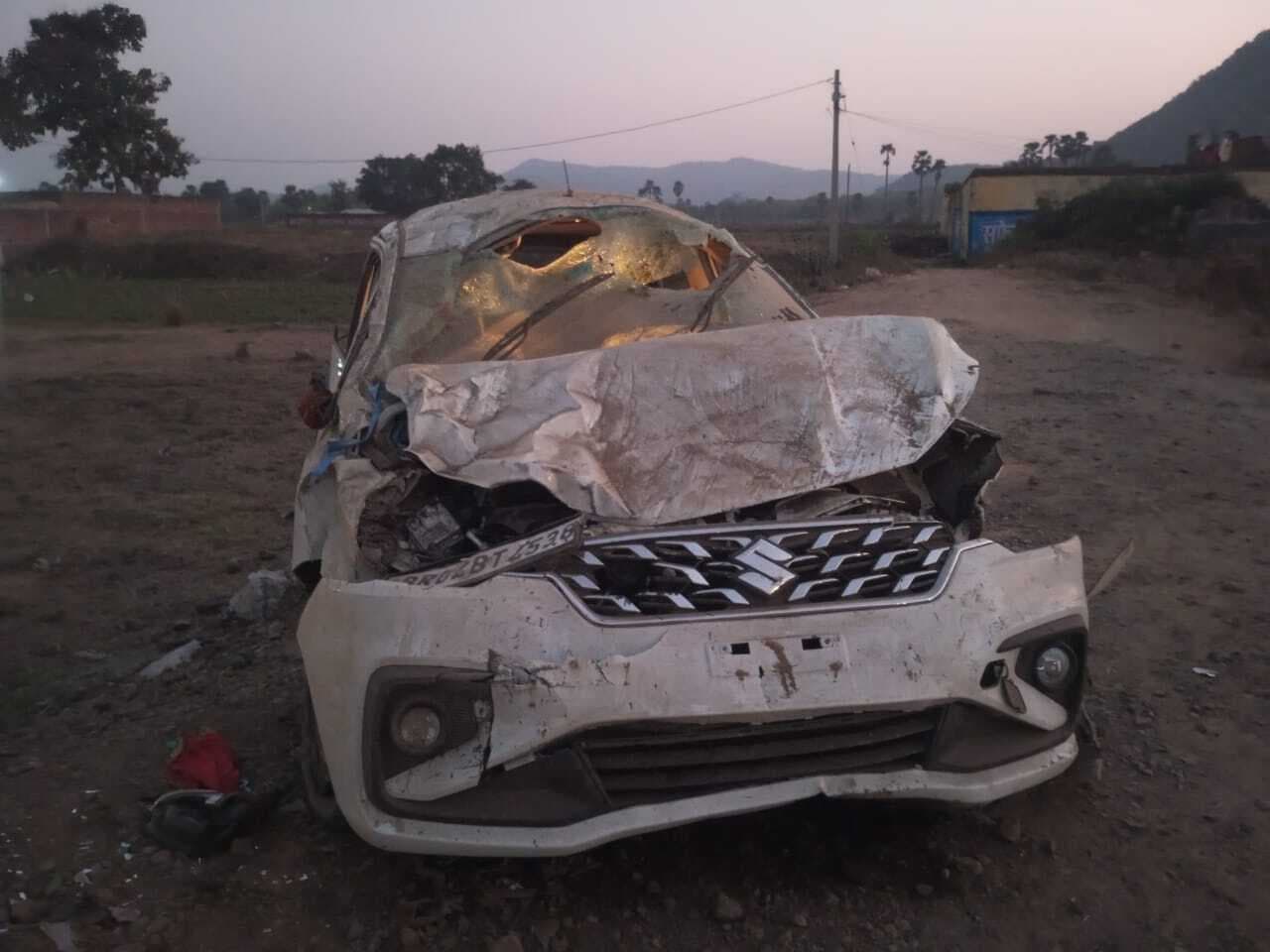 अनियंत्रित होकर सड़क किनारे खेत में पलटी कार, गया के 10 लोग घायल