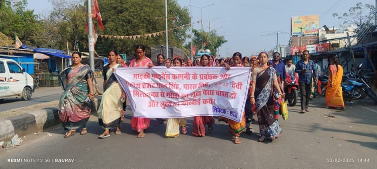 Giridih News :अडवारा की महिलाओं ने निकाला आक्रोश मार्च