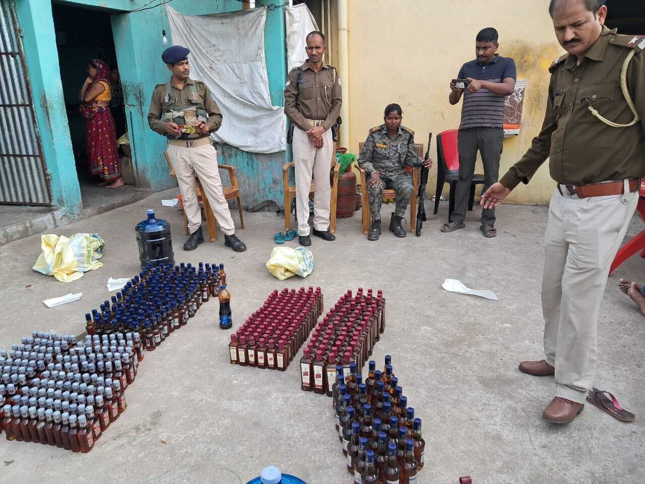 Dhanbad News: जोगीतोपा में अवैध मिनी शराब फैक्ट्री का भंडाफोड़, भारी मात्रा में अवैध शराब जब्त