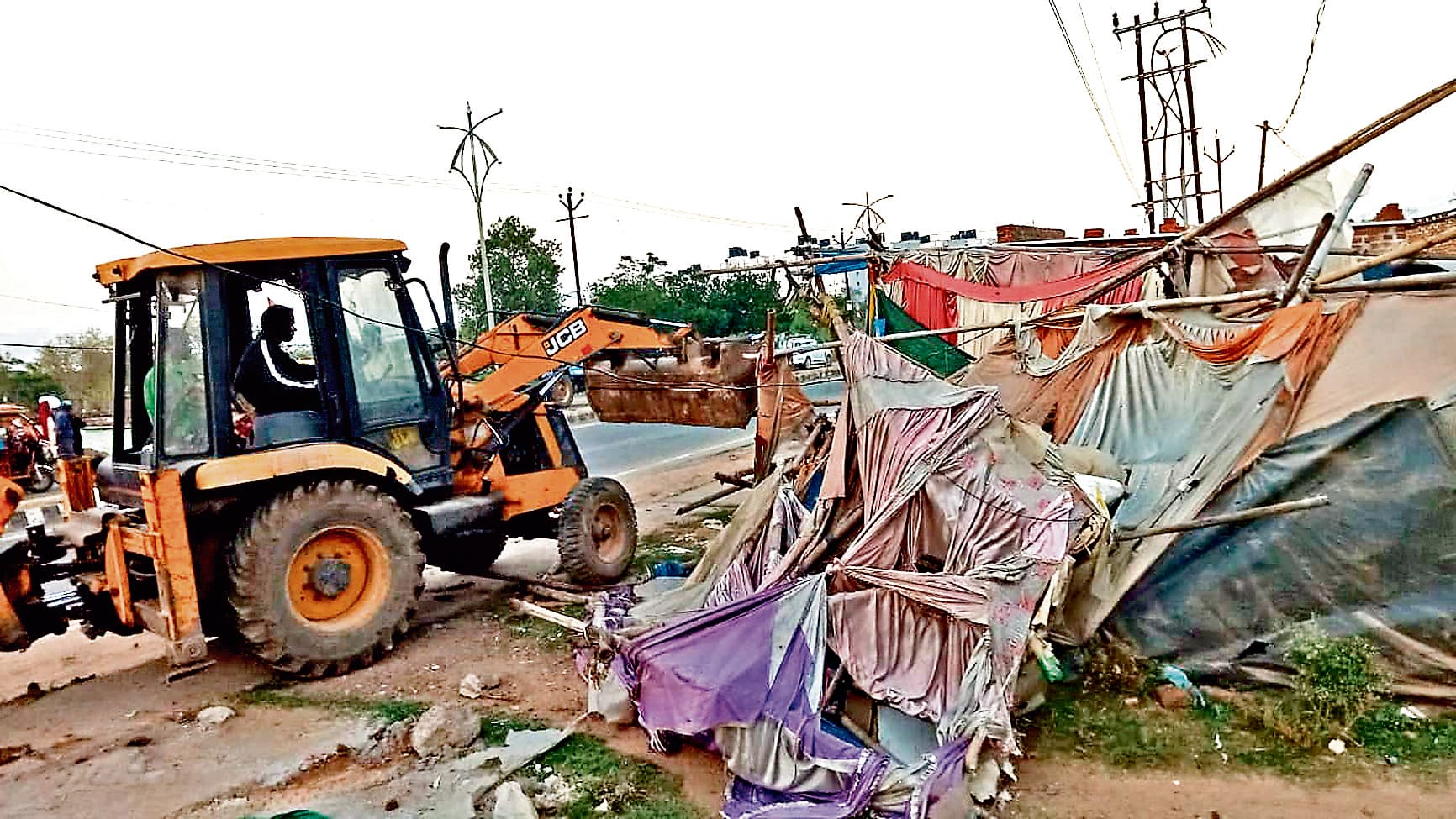 Ranchi News : दो दर्जन से अधिक दुकानें तोड़ी, बांस-बल्ली तिरपाल जब्त