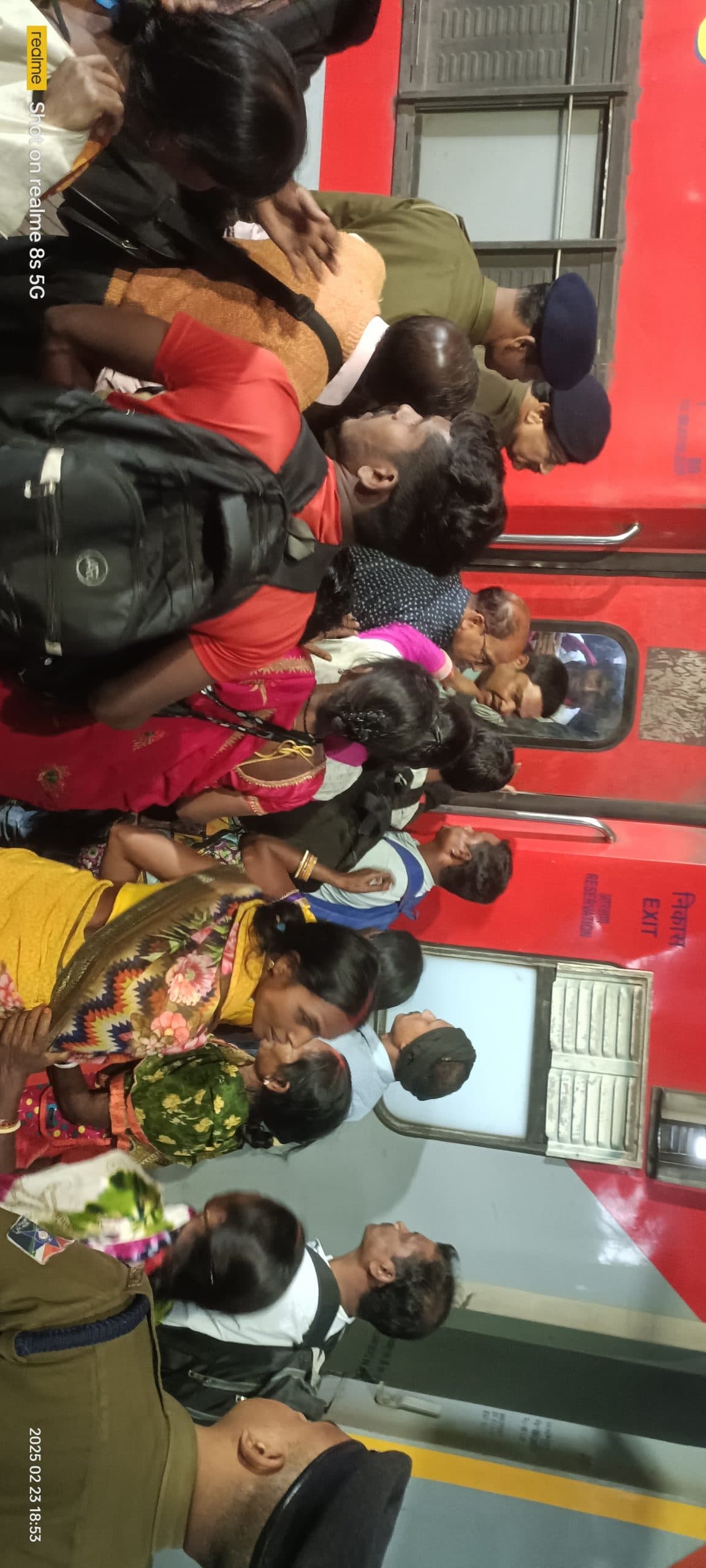 Dhanbad News: स्वर्ण जयंती में चढ़ने के लिए कुंभ यात्रियों ने किया हंगामा