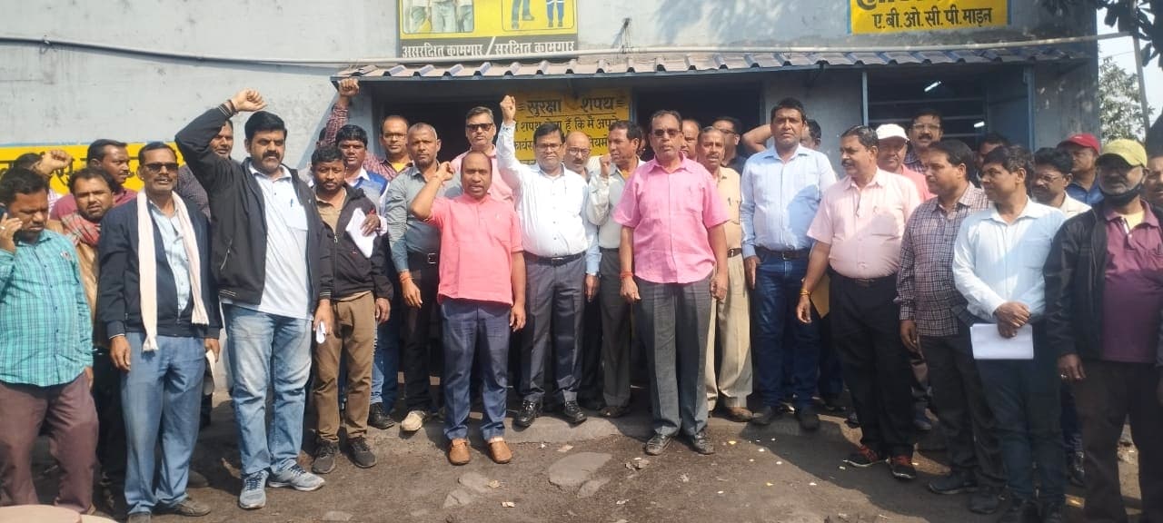 Dhanbad News: ब्लॉक दो से मशीनों को अन्यत्र भेजने के विरोध में प्रदर्शन