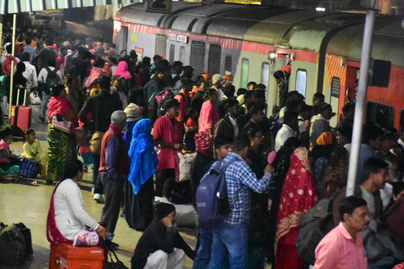 Dhanbad news: ट्रेनों के रद्द होने पर मुश्किल हुआ प्रयागराज का सफर, स्टेशन पर बढ़ी यात्रियों की भीड़