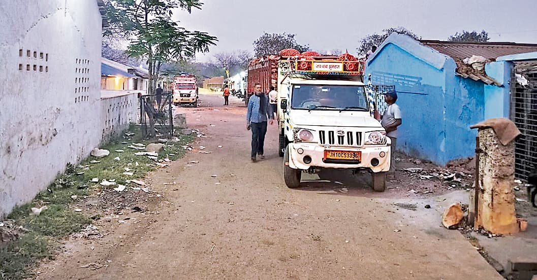 Dhanbad News : झरिया बाजार समिति की दुकानों पर दबंगों का कब्जा, सचिव ने की जांच, नोटिस