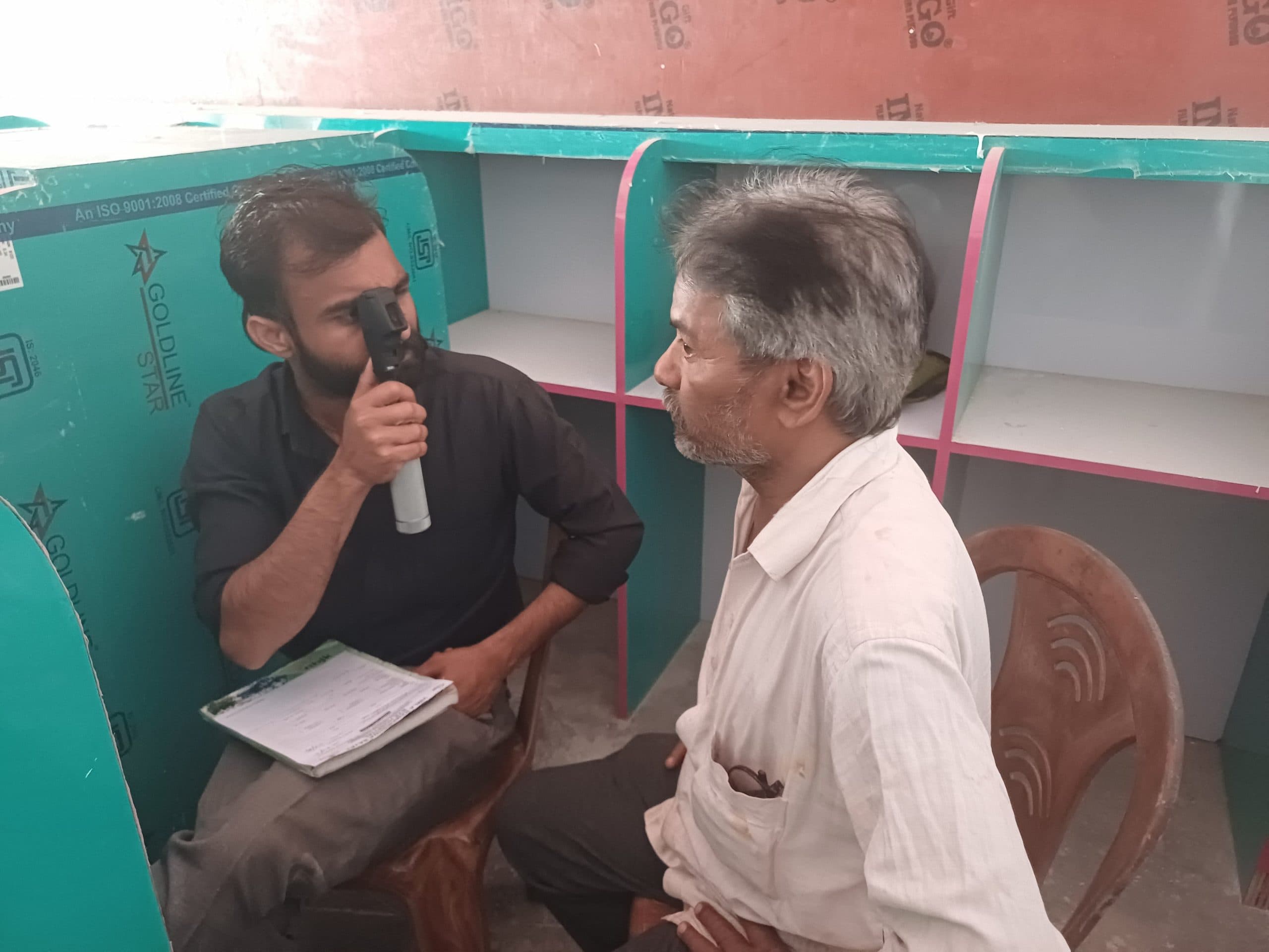 निःशुल्क आंख जांच शिविर में 60 मरीजों का हुआ इलाज