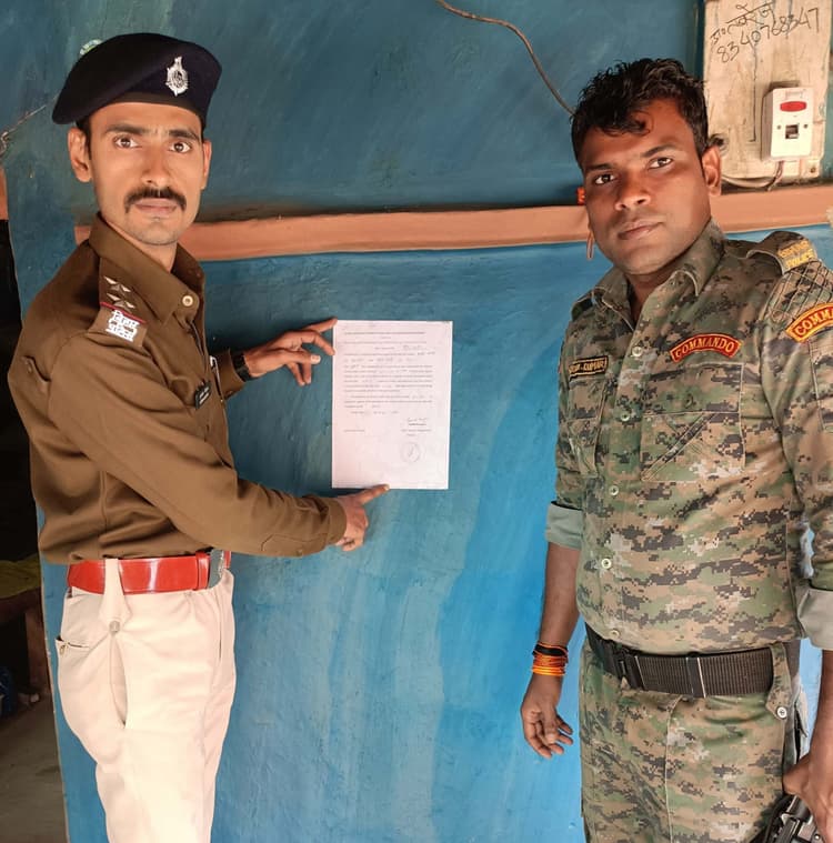 फरार वारंटी के घर पुलिस ने चिपकाया इश्तेहार