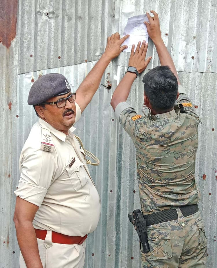 अपहरण के आरोपित के घर पुलिस ने चिपकाया इश्तेहार