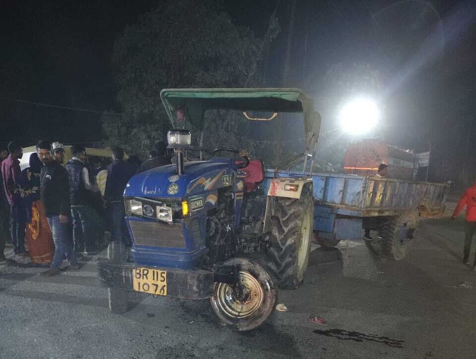 ट्रैक्टर-बाइक की टक्कर में युवक घायल