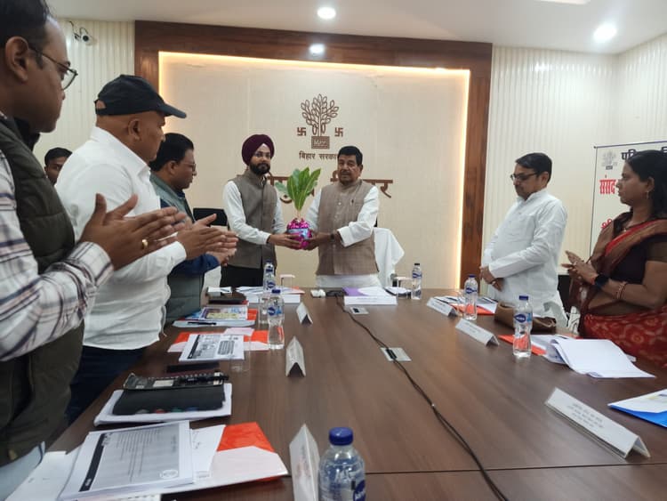 राष्ट्रमार्ग 107 व106 के निर्माण कार्य में लाएं प्रगति- सांसद