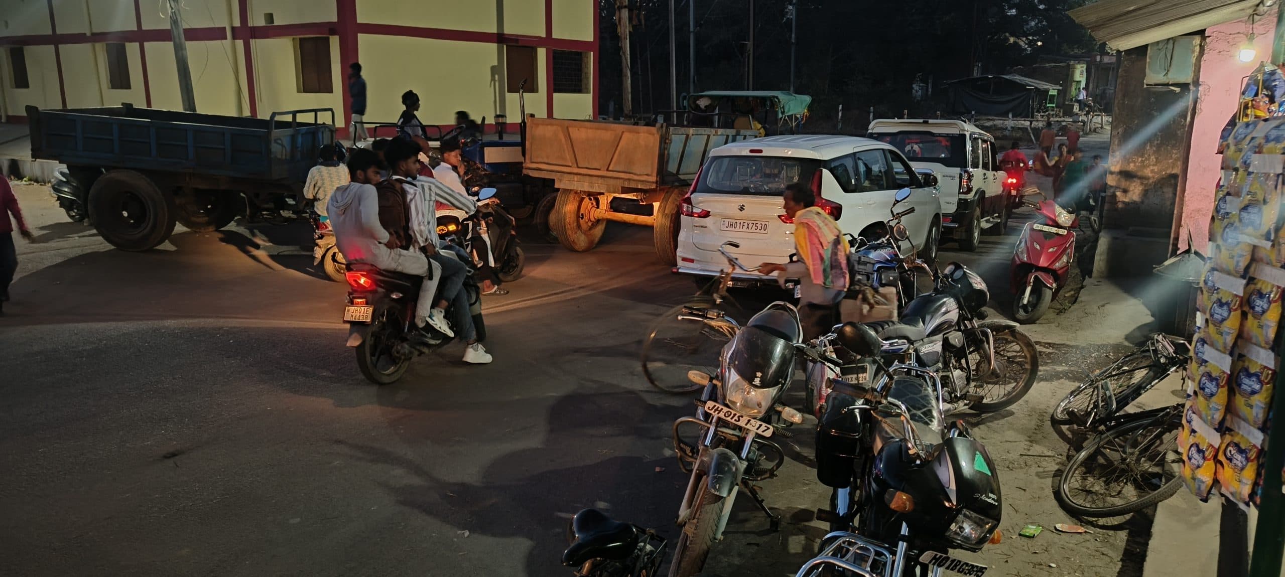 रेलवे फाटक बंद रहने से राहगीरों की बढ़ी परेशानी