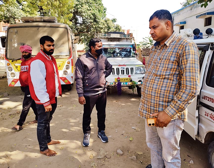 महाकुंभ से लौट रहे बाइक सवार दो दोस्तों को अज्ञात वाहन ने मारी टक्कर, एक की मौत