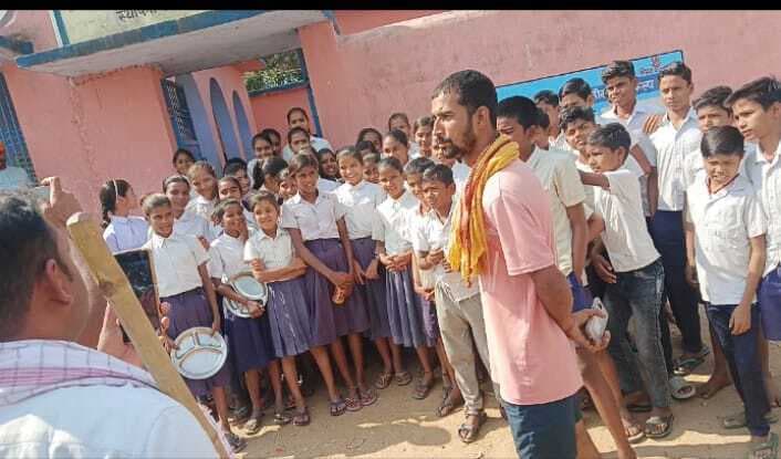 मध्यान भोजन नहीं मिलने पर नाराज छात्रों ने किया हंगामा व नारेबाजी