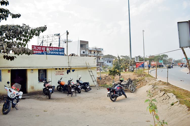 Buxar News : जर्जर भवन में संचालित होता है गंगा ब्रिज पोस्ट