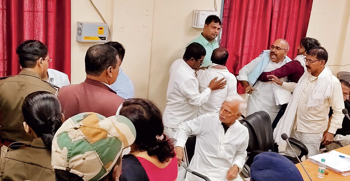 Jehanabad : नगर परिषद की बैठक में पार्षदों के दो गुट आपस में भिड़े