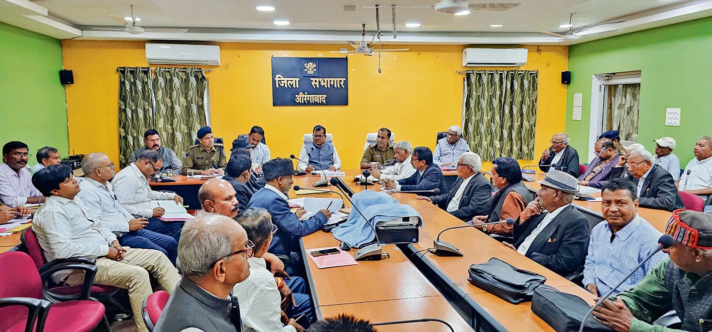 लंबित वादों पर डीएम ने जताया असंतोष, शीघ्र निबटारे का निर्देश