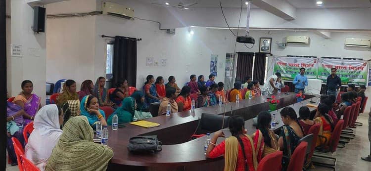समूह की महिलाओं को दिया गया प्रशिक्षण