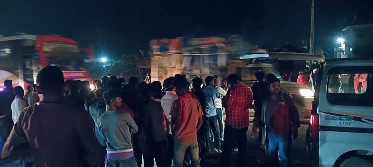 Gaya News : बालू लदा ट्रैक्टर की चपेट में आने से किशोर की मौत