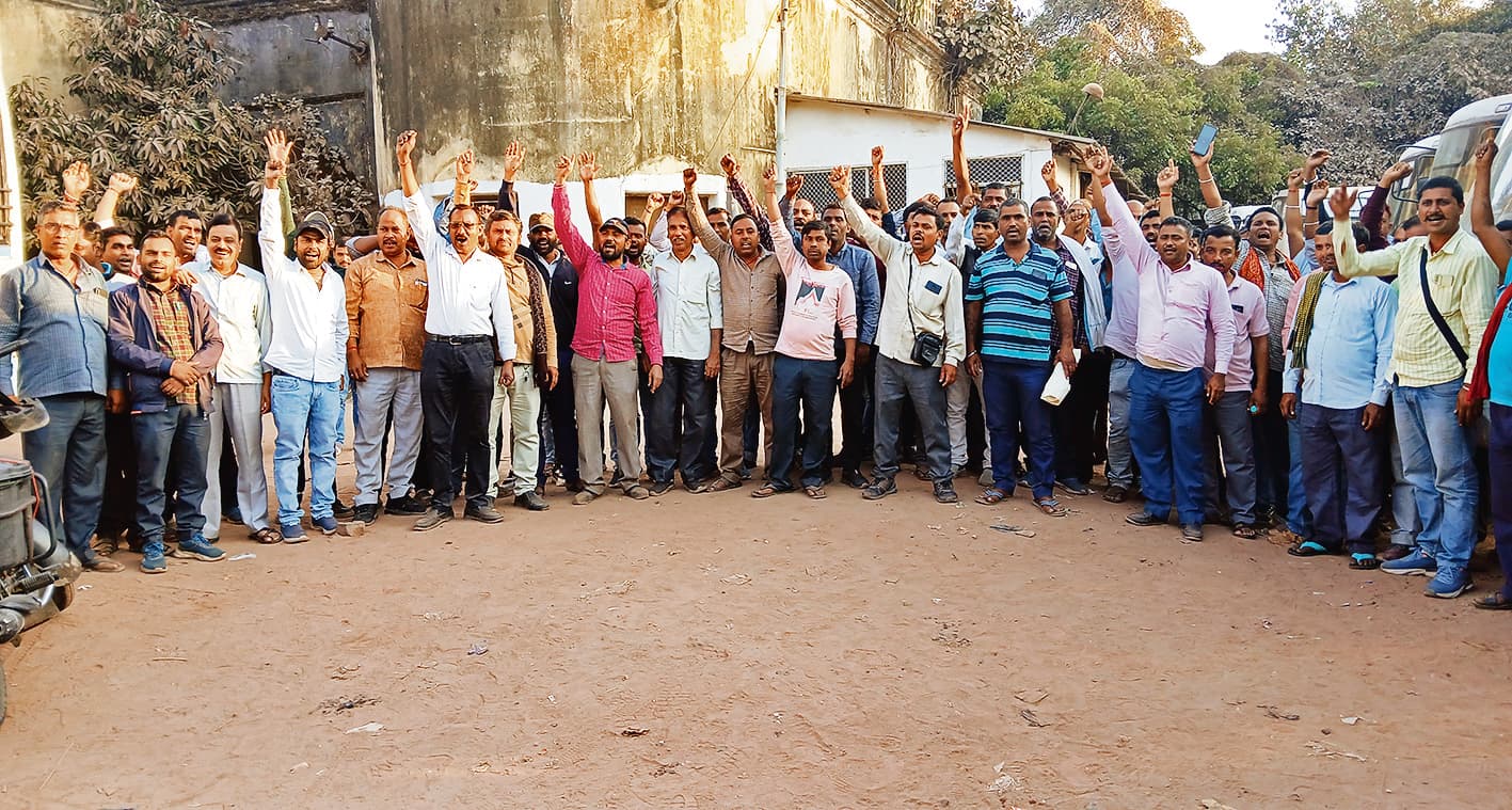 Gaya News : सरकारी बस परिचालन में लगे कर्मी गये हड़ताल पर